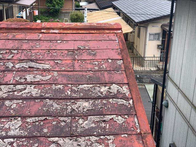 塗膜が剥がれたスレート屋根